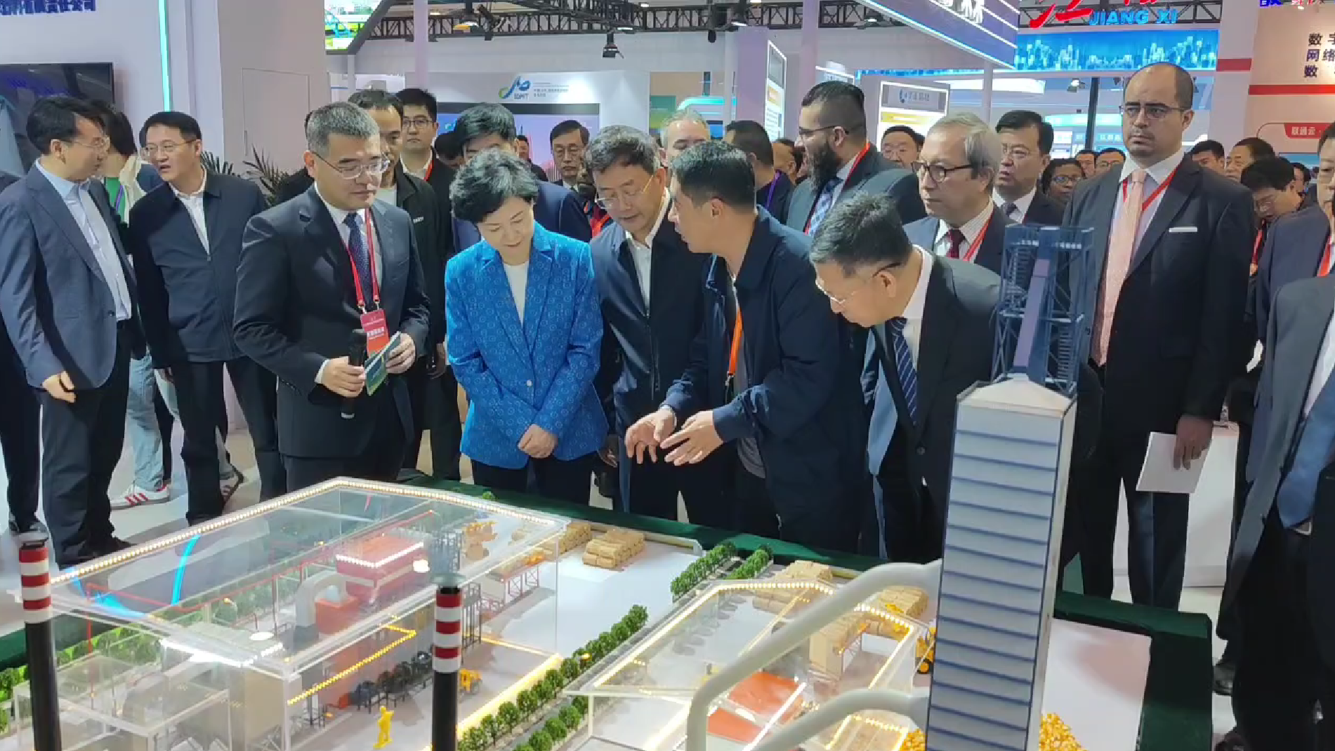 海倫利民秸稈直燃鍋爐亮相APEC技展會(huì)，工信部副部長(zhǎng)徐曉蘭蒞臨參觀